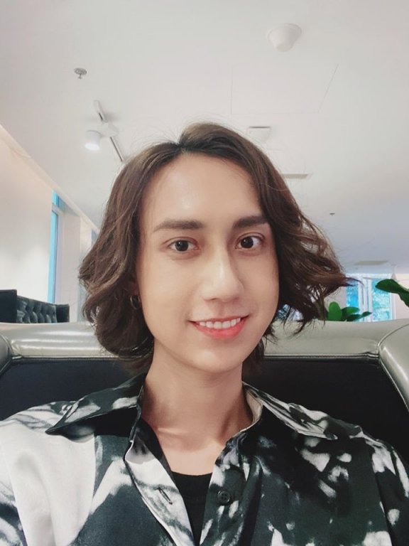 Không giấu diếm như nhiều sao Việt khác, nam ca sĩ Hà thành thừa nhận đã phẫu thuật thẩm mỹ để cải thiện ngoại hình. Lynk Lee cho biết có can thiệp tiêm má baby, nhấm mí và sửa mũi tại Hàn Quốc.