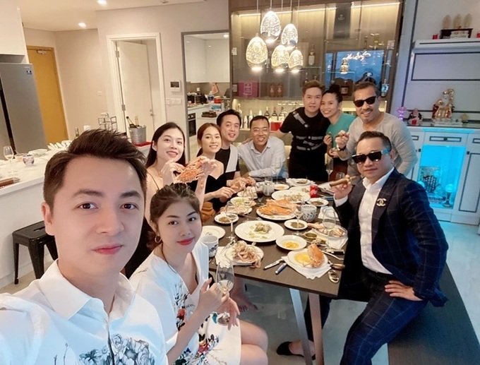 Vợ chồng Đăng Khôi - Thủy Anh, Dương Khắc Linh - Sara Lưu, NTK Thuận Nguyễn, doanh nhân Chương Taylor và những người bạn có mặt tại nhà riêng của Lê Hiếu để mừng tân gia. Căn hộ có view 3 mặt sông Sài Gòn, thuộc dự án chung cư cao cấp bậc nhất ở TP HCM. 