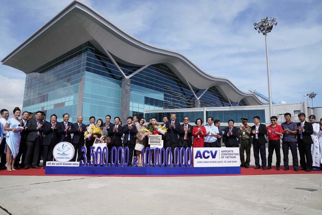 vietjet-cung-khanh-hoa-chao-don-vi-khach-thu-10-trieu-cua-nam-2019