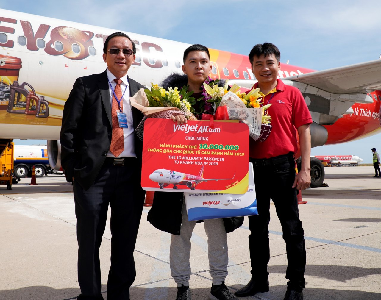 vietjet-cung-khanh-hoa-chao-don-vi-khach-thu-10-trieu-cua-nam-2019