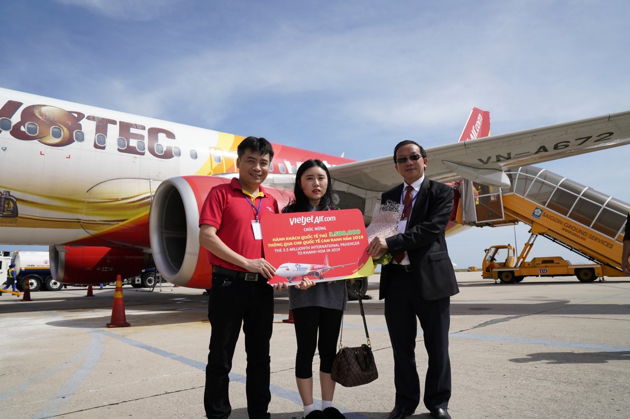 vietjet-cung-khanh-hoa-chao-don-vi-khach-thu-10-trieu-cua-nam-2019