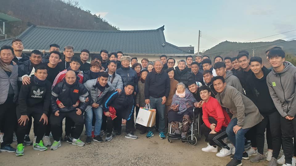 hlv-park-hang-seo-ve-tham-que-voi-tam-nguyen-deo-len-co-me-tam-hcv-sea-games