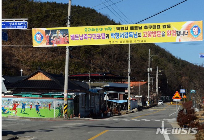 hlv-park-hang-seo-ve-tham-que-voi-tam-nguyen-deo-len-co-me-tam-hcv-sea-games