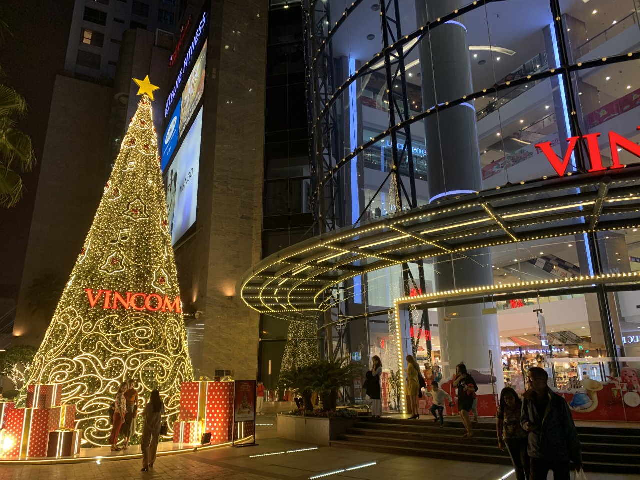 Không khí ấm áp tại Vincom Nguyễn Chí Thanh.