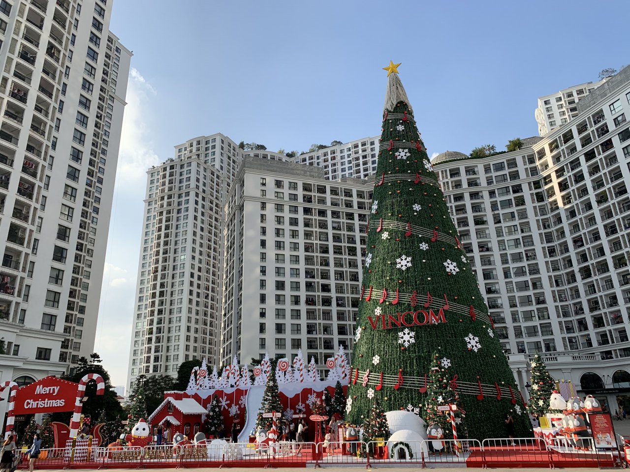 Tại quảng trường Royal City, một khung cảnh Noel lỗng lẫy được trang trí cầu kì.
