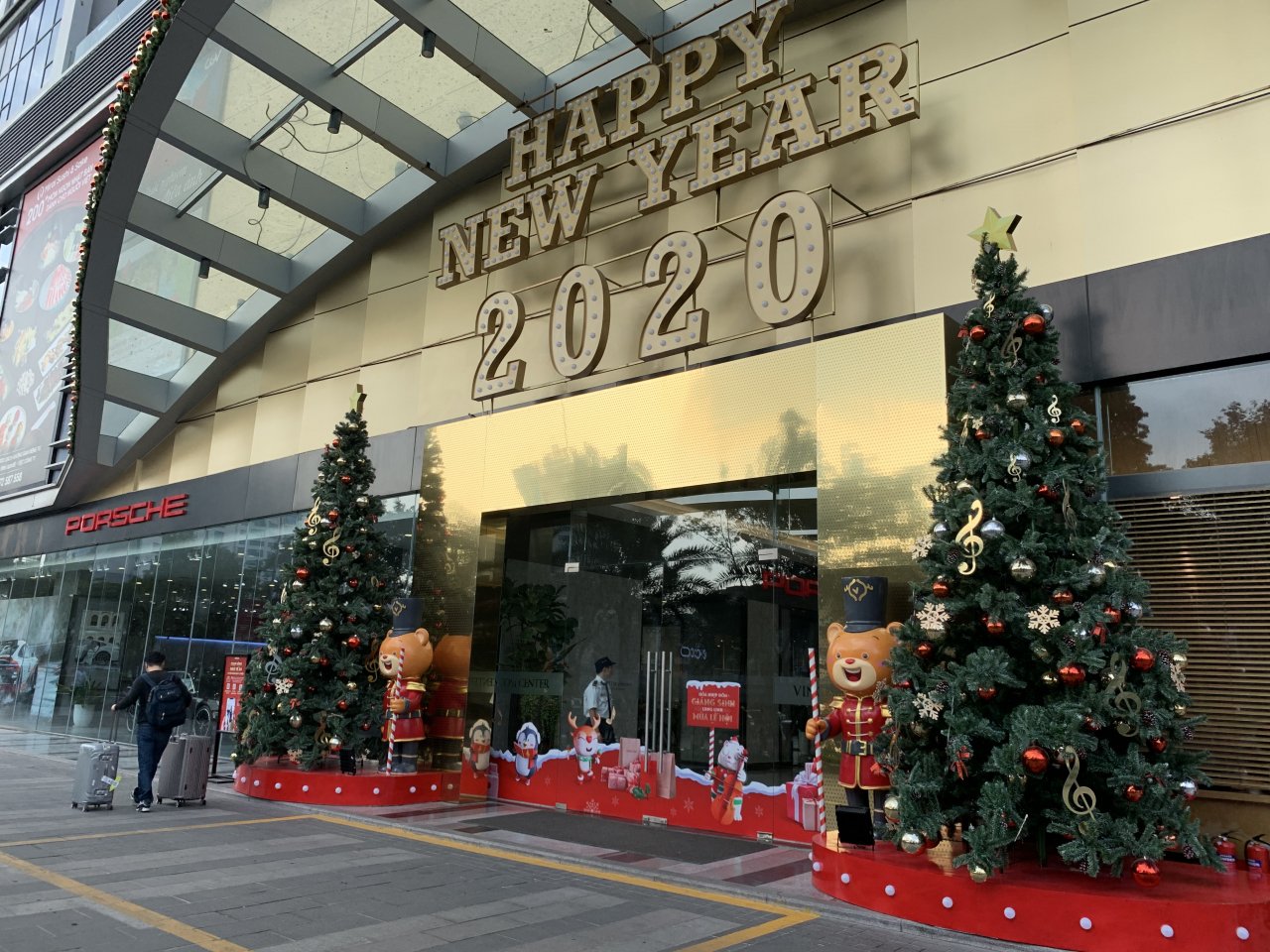 Vincom Metropolis rực rỡ sắc đỏ dịp Noel.
