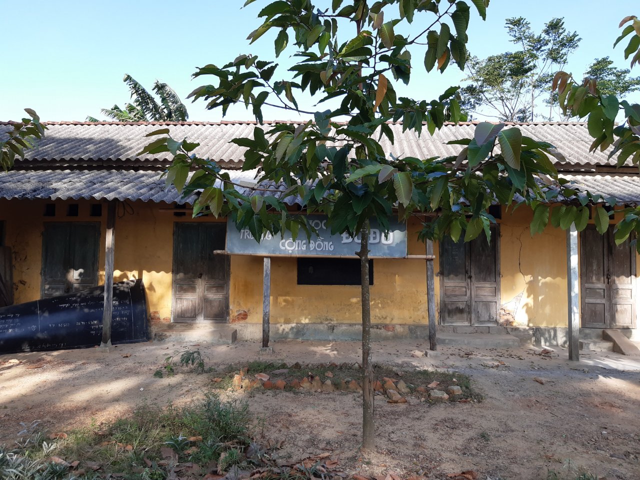 can-canh-ngoi-truong-tieu-hoc-cong-dong-do-do-trong-phim-mat-biec-o-lang-que-xu-hue
