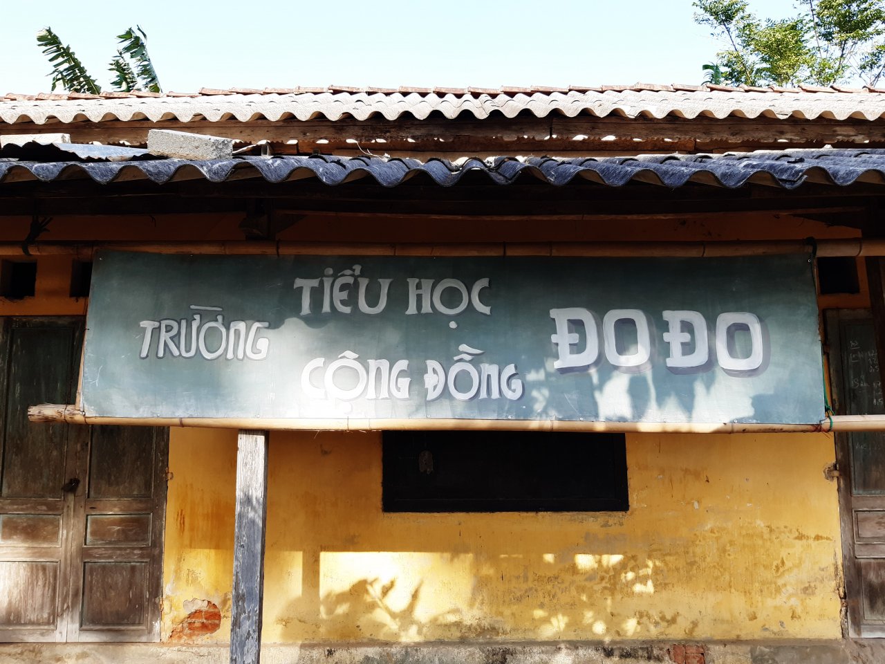 can-canh-ngoi-truong-tieu-hoc-cong-dong-do-do-trong-phim-mat-biec-o-lang-que-xu-hue