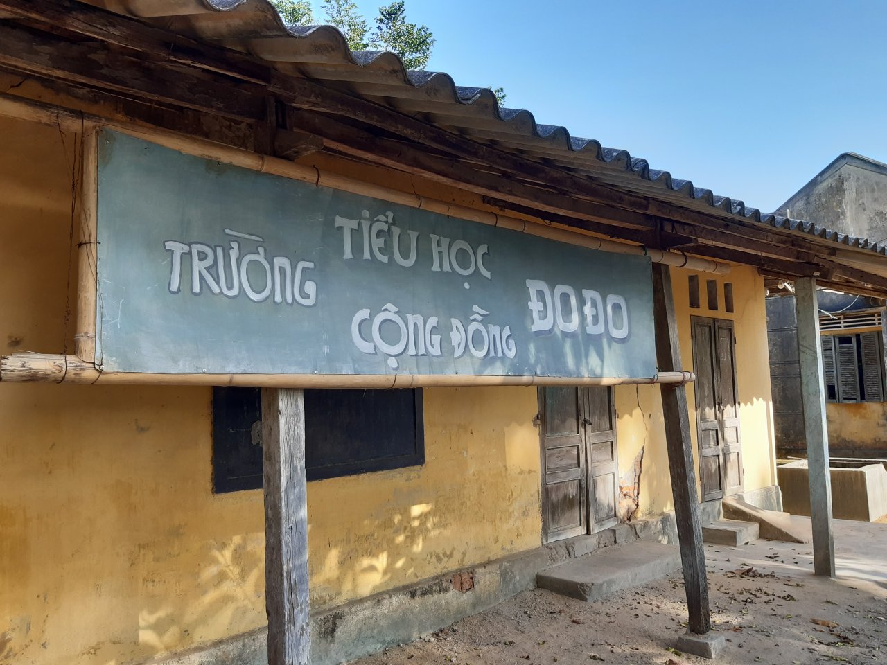 can-canh-ngoi-truong-tieu-hoc-cong-dong-do-do-trong-phim-mat-biec-o-lang-que-xu-hue
