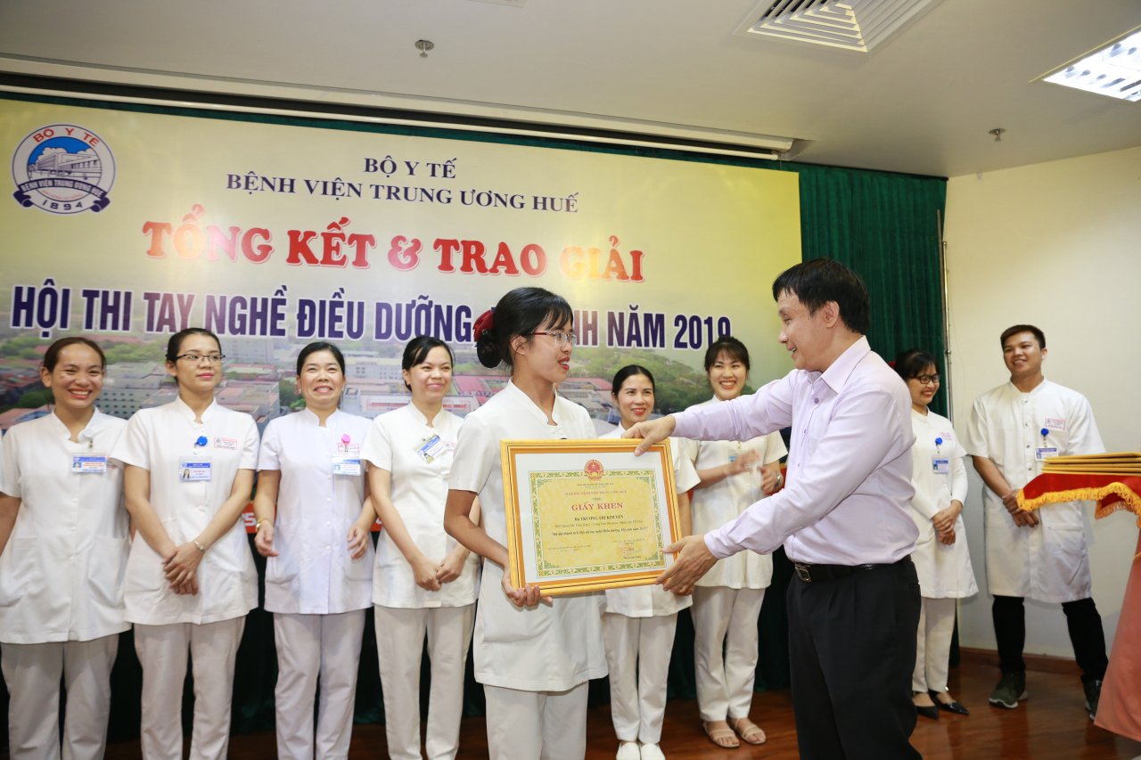 dieu-duong-ho-sinh-benh-vien-trung-uong-hue-thi-tay-nghe-gioi