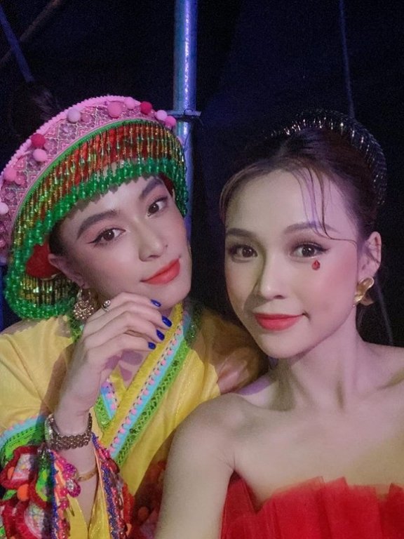 Sam đọ sắc bên Hoàng Thùy Linh. Cả hai đều được khen xinh đẹp và trẻ trung.