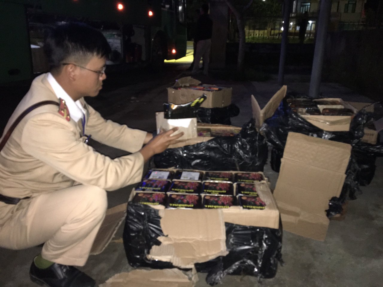 chan-dung-chiec-xe-khach-cho-trai-phep-hon-4300-vien-phao