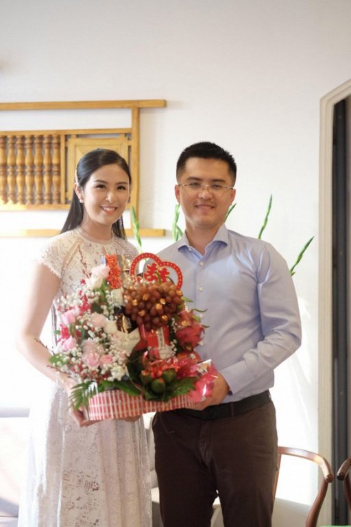 lo-anh-hoa-hau-ngoc-han-bi-mat-lam-dam-hoi-voi-ban-trai