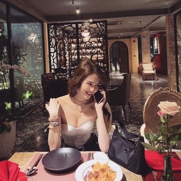 Ngọc Trinh khoe ngực đầy kèm chú thích hài hước: