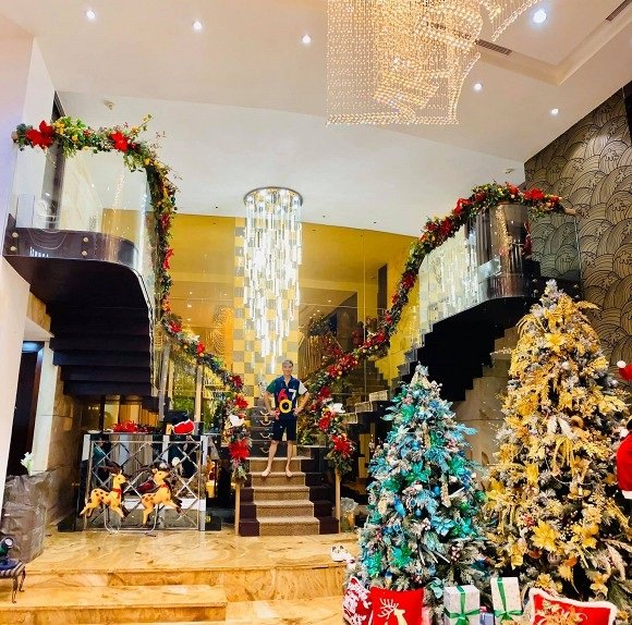 Đàm Vĩnh Hưng trang hoàng biệt thự nhân dịp Noel.