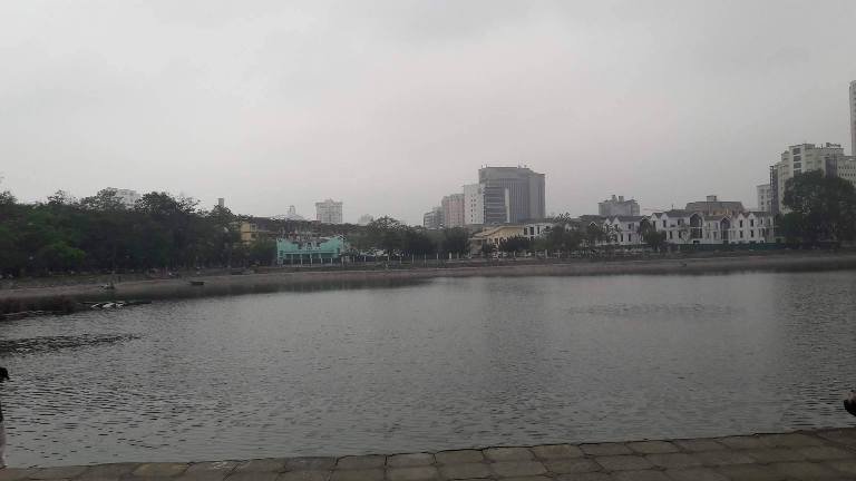 Nhiều người dân khẳng định không bao giờ chấp nhận đề xuất lấp hồ Thành Công. (Ảnh: Nguyễn Nam).