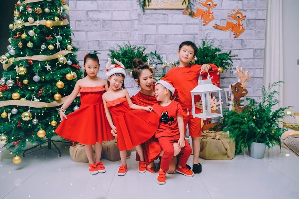 Minh Hà mới chia sẻ khoảnh khắc quây quần bên 4 con trong căn biệt thự tràn ngập không khí Noel. Có thể thấy, các bé nhà Lý Hải - Minh Hà đều rất háo hứng được đón Giáng sinh.