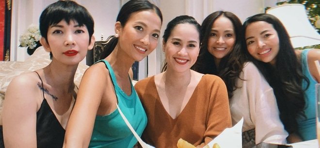 Xuân Lan đăng ảnh cùng dàn siêu mẫu đời đầu gây chú ý. Bức ảnh gồm 5 gương mặt nổi tiếng của làng mẫu đầu thập niên 2000 là Xuân Lan, Thân Thúy Hà, Bằng Lăng, Kim Hồng và Bee.