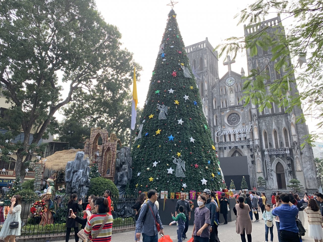 Cây thông Noel khổng lồ trang trí nhiều màu sắc thu hút nhiều khách đến thăm quan, chụp ảnh.