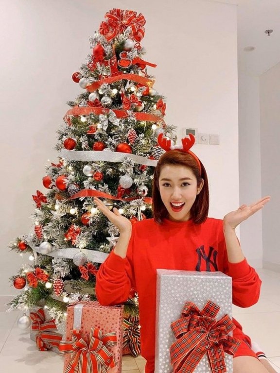 Thúy Ngân gửi lời chúc mừng Noel: 