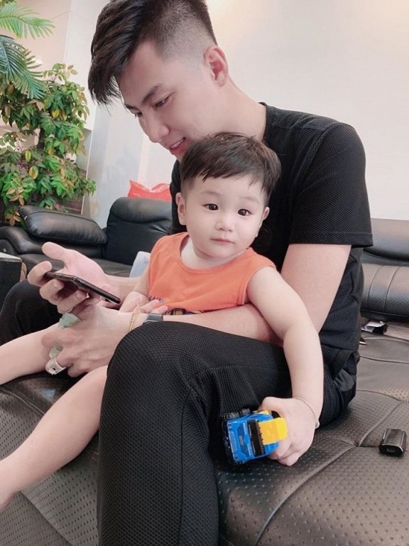Lâm Khánh Chi đăng ảnh chồng con kèm lời nhắn nhủ ngọt ngào:
