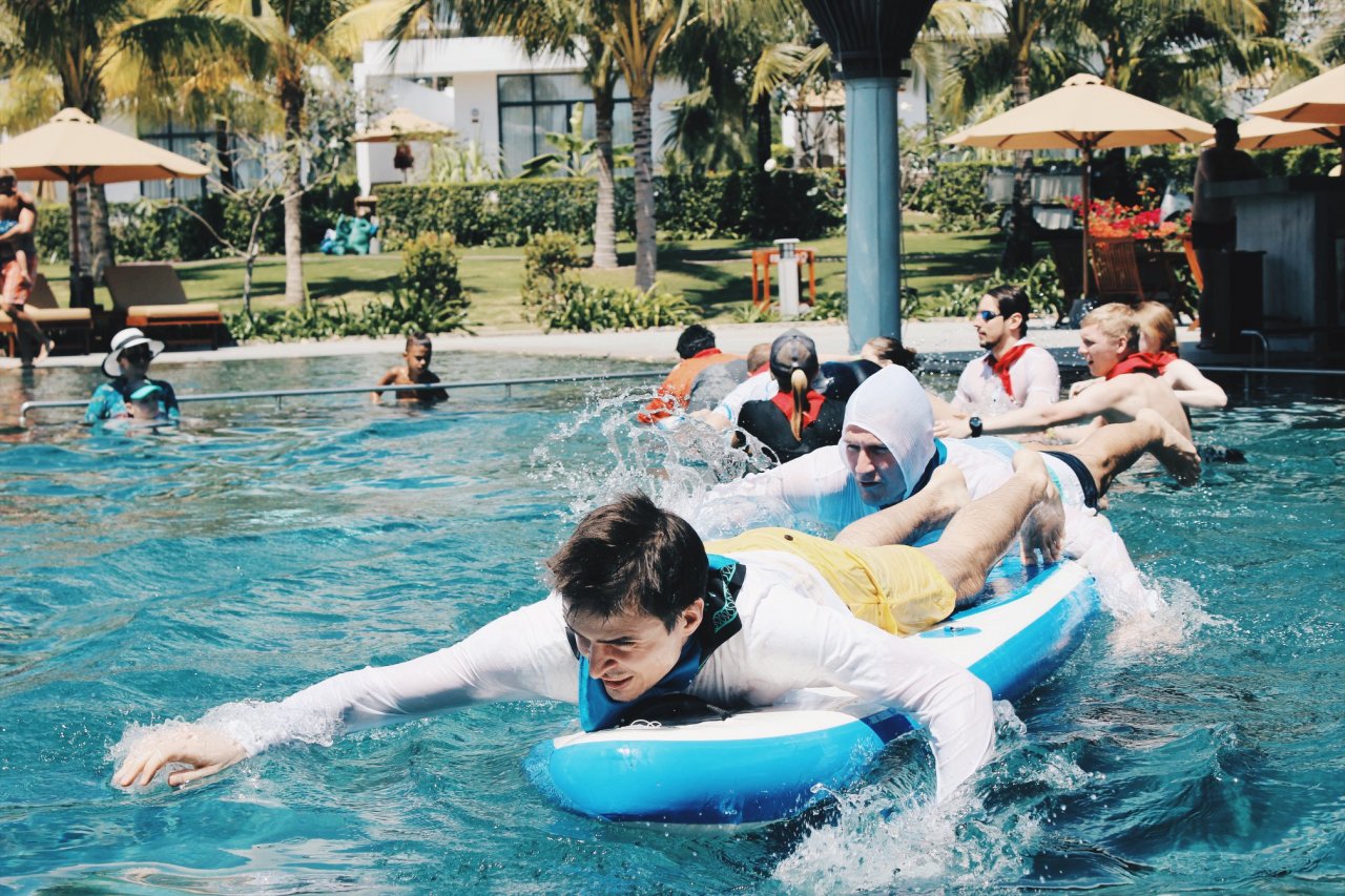 Hồ bơi với nhiều tiện ích gây ấn tượng lớn với các du khách.
