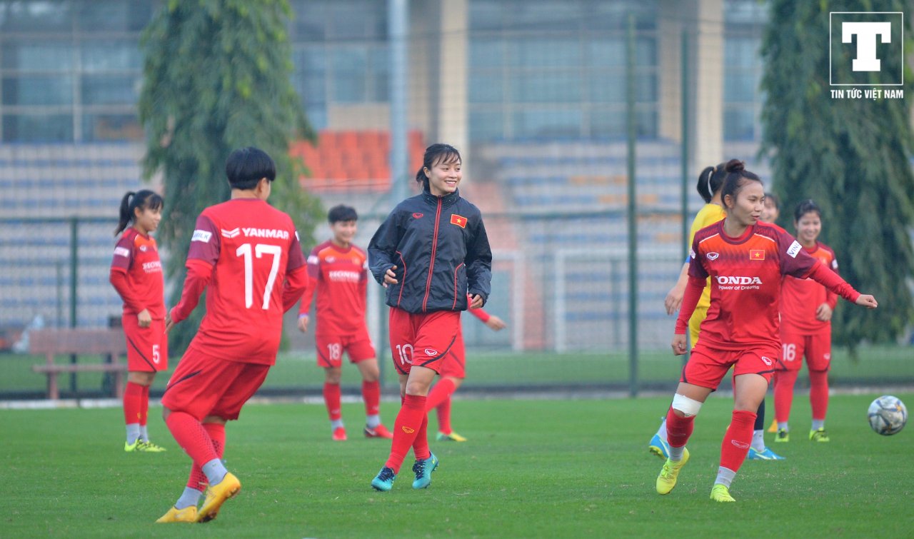 sau-buc-anh-xuat-hien-cung-cong-phuong-gay-xon-xao-hoang-thi-loan-bi-thay-chung-so-gay-tren-san-tap