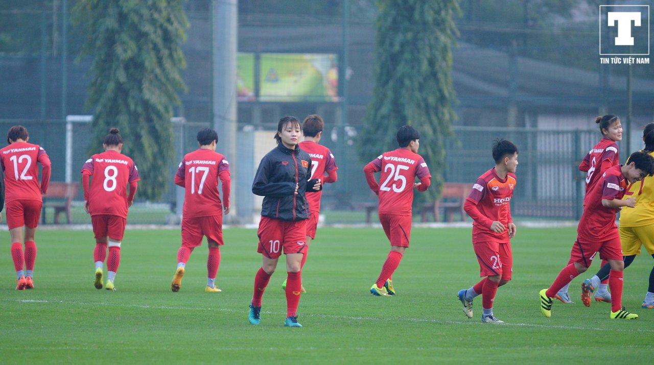 sau-buc-anh-xuat-hien-cung-cong-phuong-gay-xon-xao-hoang-thi-loan-bi-thay-chung-so-gay-tren-san-tap