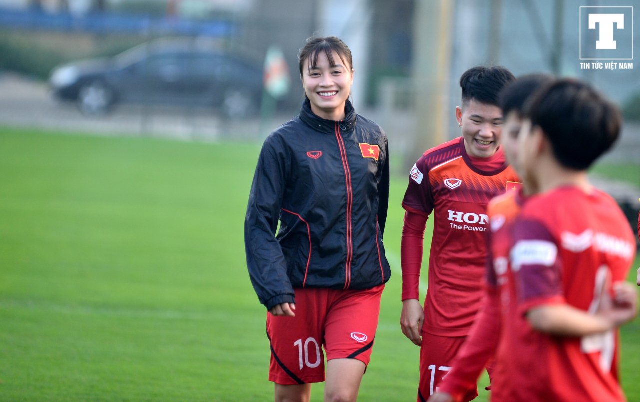 sau-buc-anh-xuat-hien-cung-cong-phuong-gay-xon-xao-hoang-thi-loan-bi-thay-chung-so-gay-tren-san-tap