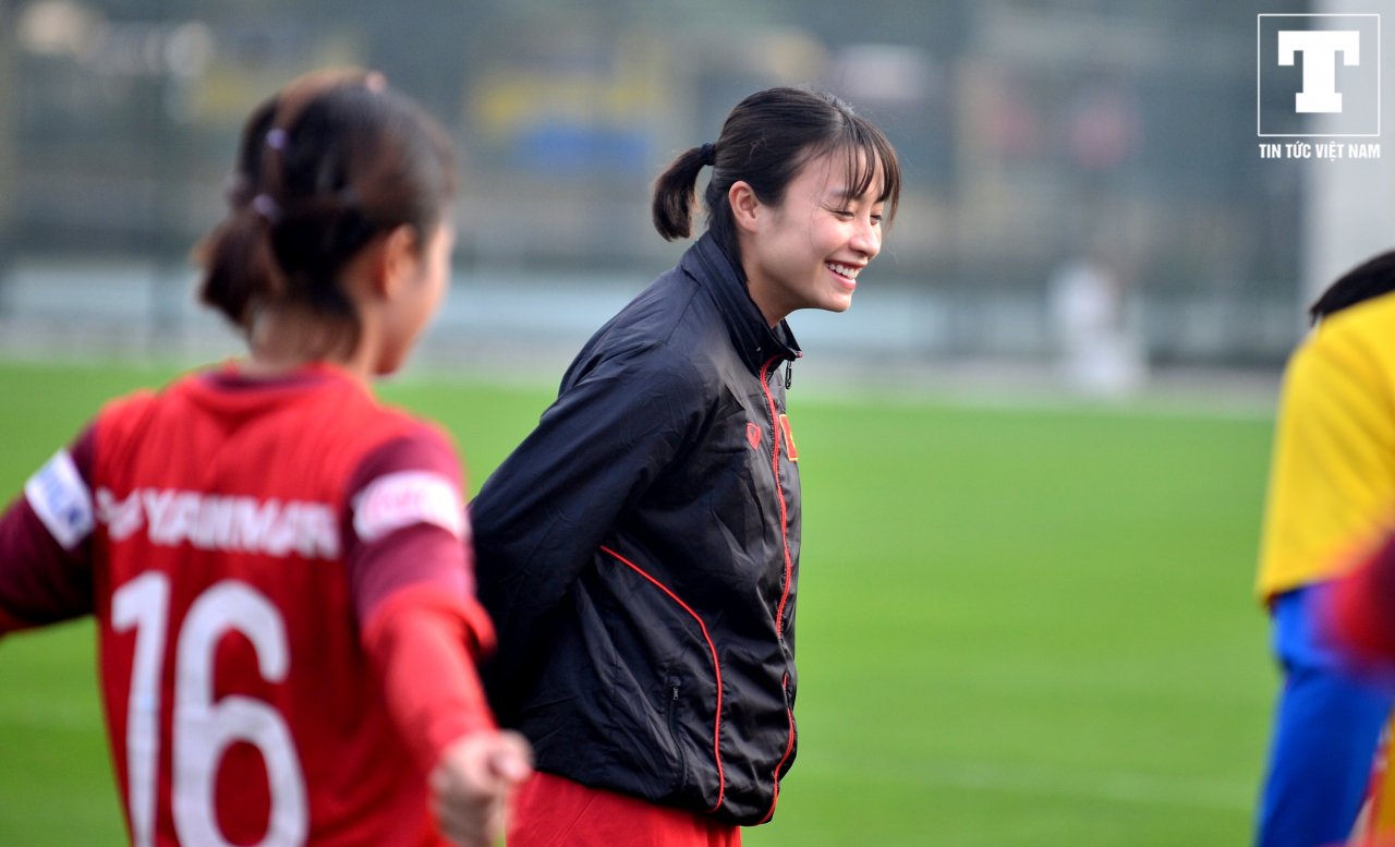 sau-buc-anh-xuat-hien-cung-cong-phuong-gay-xon-xao-hoang-thi-loan-bi-thay-chung-so-gay-tren-san-tap