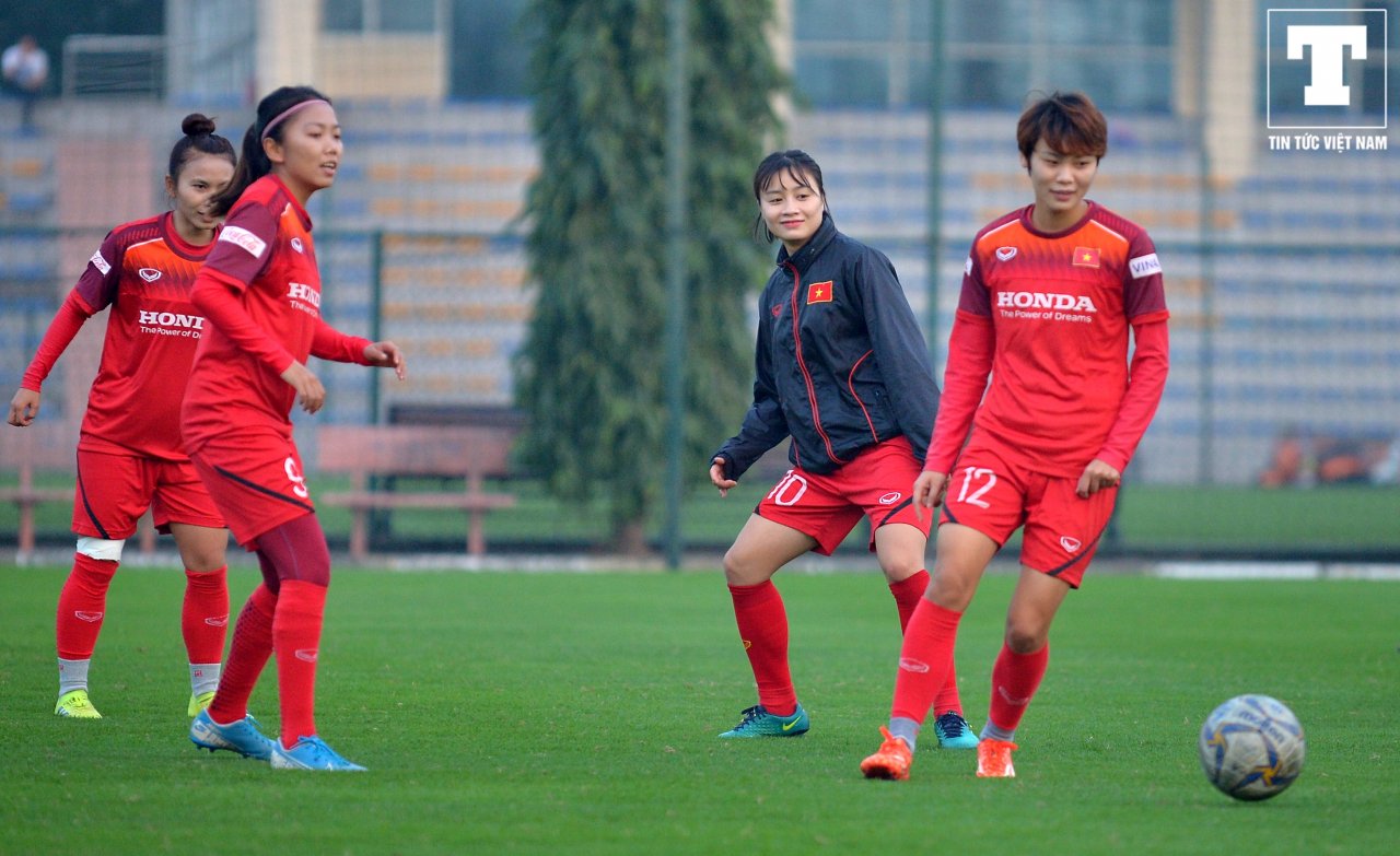sau-buc-anh-xuat-hien-cung-cong-phuong-gay-xon-xao-hoang-thi-loan-bi-thay-chung-so-gay-tren-san-tap