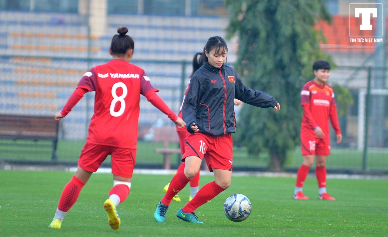 sau-buc-anh-xuat-hien-cung-cong-phuong-gay-xon-xao-hoang-thi-loan-bi-thay-chung-so-gay-tren-san-tap