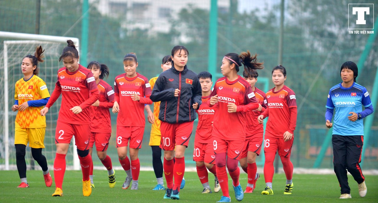 sau-buc-anh-xuat-hien-cung-cong-phuong-gay-xon-xao-hoang-thi-loan-bi-thay-chung-so-gay-tren-san-tap