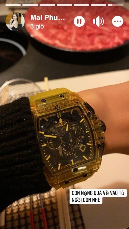 Mai Phương Thúy vừa tậu 1 chiếc đồng hồ Hublot Yellow Sapphire màu vàng chanh, giá khoảng 72.000 USD (tương đương 1,7 tỷ đồng).