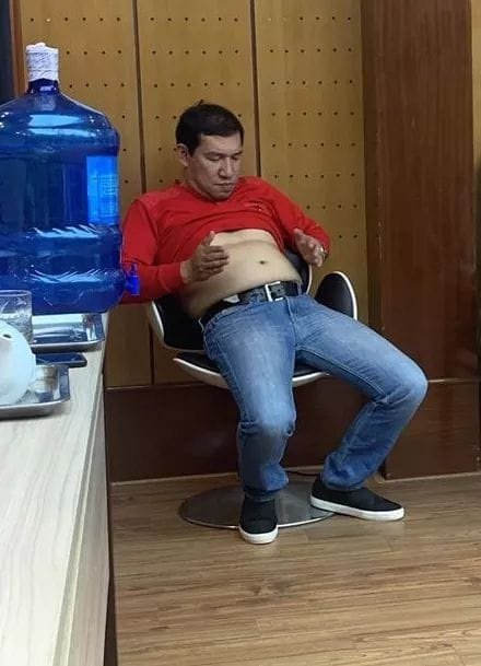 Hình ảnh Quang Thắng lộ bụng ngấn mỡ được lan truyền trên mạng xã hội.