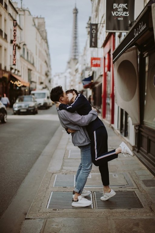 Trấn Thành từng chia sẻ rằng trong mắt anh, Hari Won là người có nguồn năng lượng tích cực, luôn khiến anh cảm thấy vui vẻ, yêu đời hơn. Vì vậy, nam danh hài luôn cảm thấy thiếu vắng nếu đi đâu, làm gì mà không có vợ. 