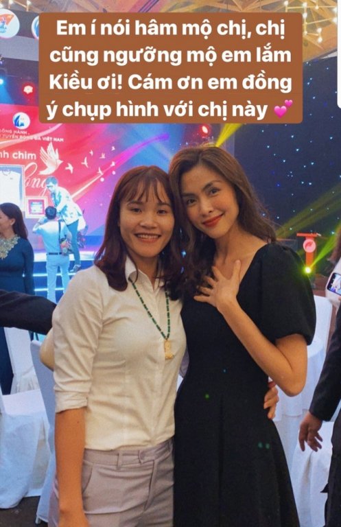 Tăng Thanh Hà khoe ảnh chụp cùng cầu thủ tuyển bóng đá nữ Việt Nam Chương Thị Kiều: