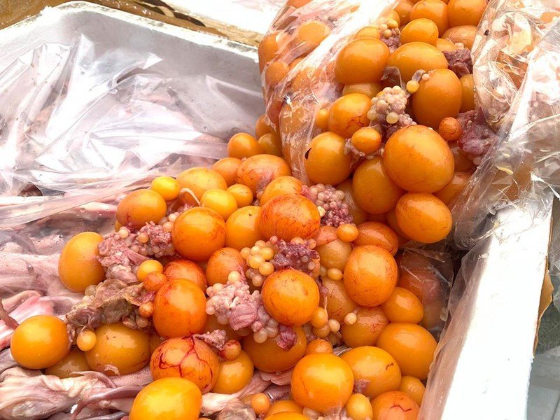 Số trứng gà non và lưỡi vịt, món ăn ưa dùng tại các quán nhậu.