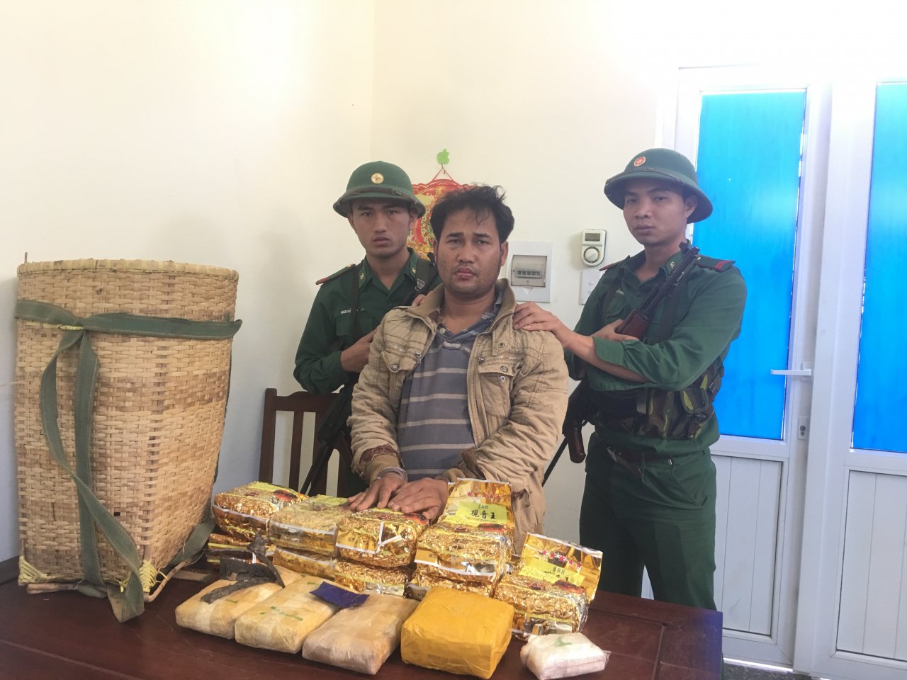 bat-doi-tuong-quoc-tich-lao-thu-giu-10-kg-ma-tuy-da-va-20000-vien-ma-tuy-tong-hop