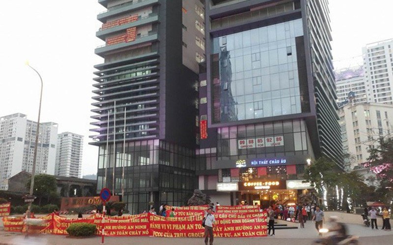Cư dân Hei Towr căng băng rôn phản đối chủ đầu tư.