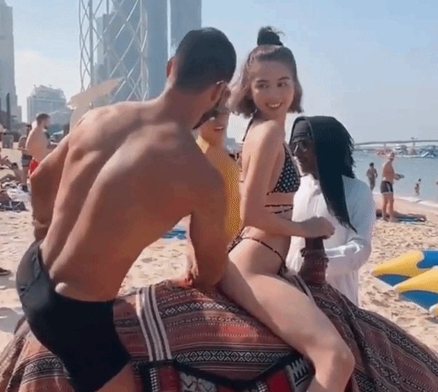 ngoc-trinh-mac-bikini-nho-xiu-cung-trai-tay-cuoi-lac-da-o-dubai