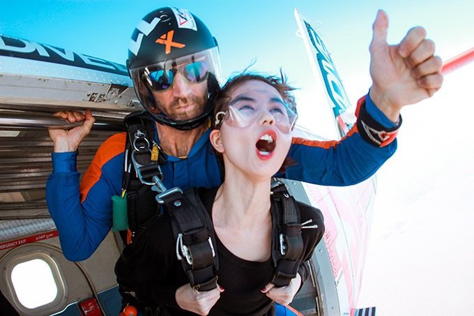 Ngọc Trinh phấn khích khi được chơi nhảy dù trên không (Skydive). Cô tiết lộ chi phí cho một lần nhảy dù là 15 triệu đồng.