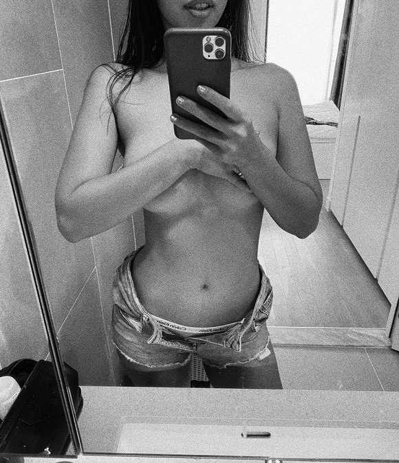 Hà Anh đăng ảnh bán nude kèm chia sẻ: 