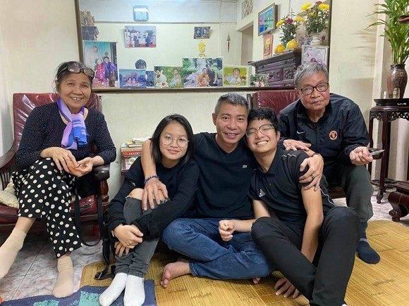 Công Lý hanh phúc bên bố mẹ và các con: