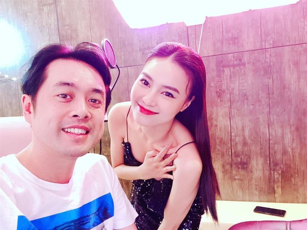Ninh Dương Lan Ngọc che chắn vòng 1 khi chụp ảnh cùng Dương Khắc Linh. 