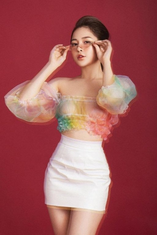 Hotgirl Trâm Anh tung bộ ảnh mới mờ ảo, gợi cảm. 