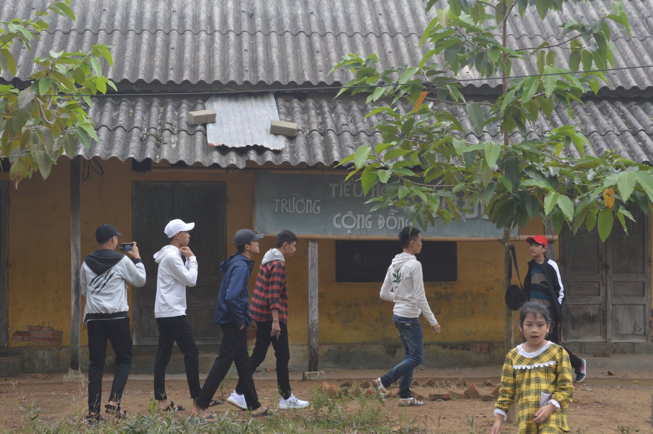 du-khach-khap-noi-tim-ve-truong-tieu-hoc-cong-dong-do-do-trong-phim-mat-biec-de-chup-anh