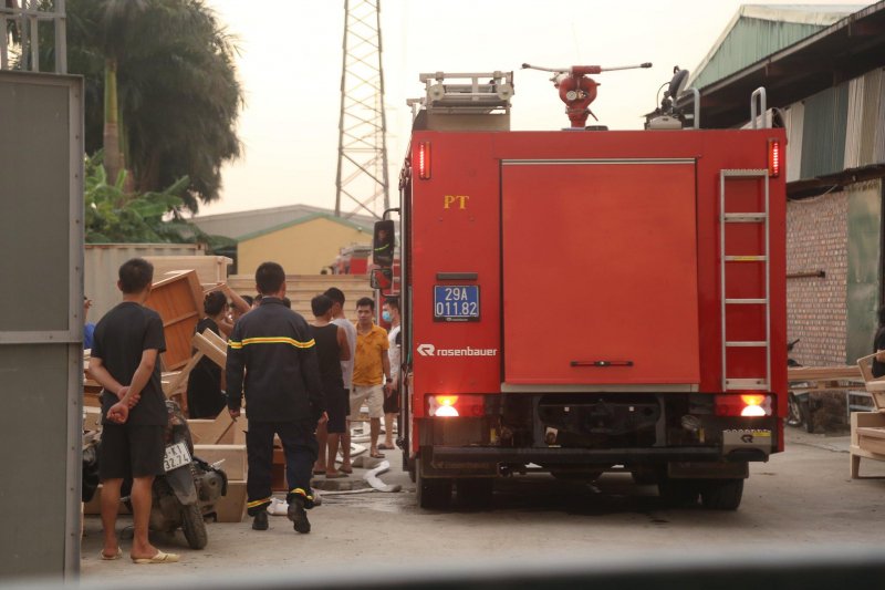Ngay lập tức lực lượng phòng cháy chữa cháy có mặt tại hiện trường để tiến hành dập tắt đám cháy.