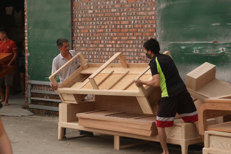 Người dân tiến hành vận chuyển đồ đạc để tránh xa đám cháy.