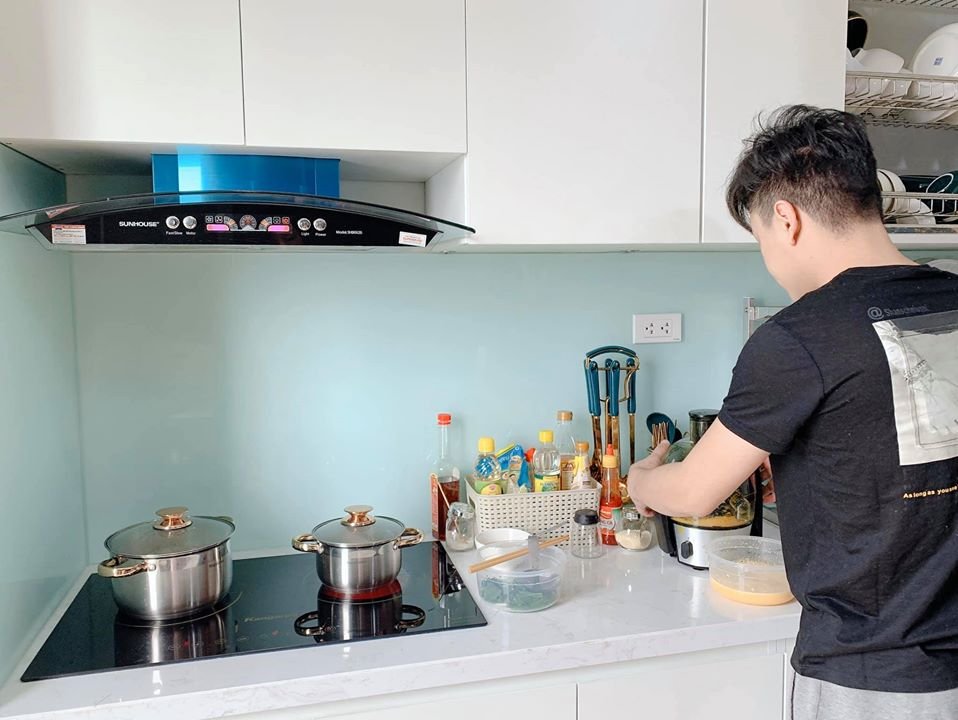 “Hễ mình động đến chổi lau nhà là anh lại tranh lau, mình nấu là anh tranh nấu, lúc nào cũng chỉ muốn mình nghỉ ngơi.”